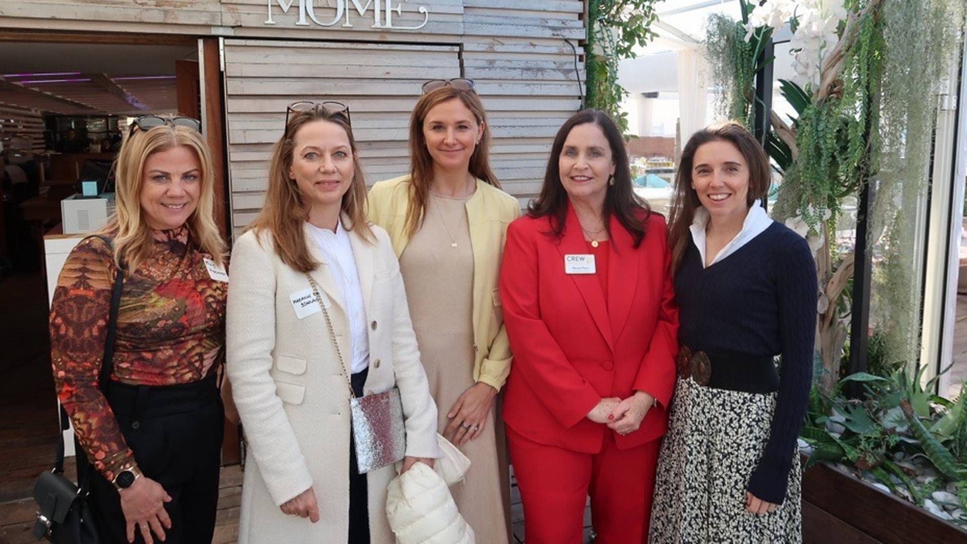 KNYTTER KONTAKTER: (F.V) Tracy Fitzsimmons, Marianne Bjaaland, Ingebjørg Daae, Wendy Mann (CEO Crew network) og Kirsty Shearer er alle sammen på Mipim. | Foto: Jørgen Fjellheim/EiendomsWatch