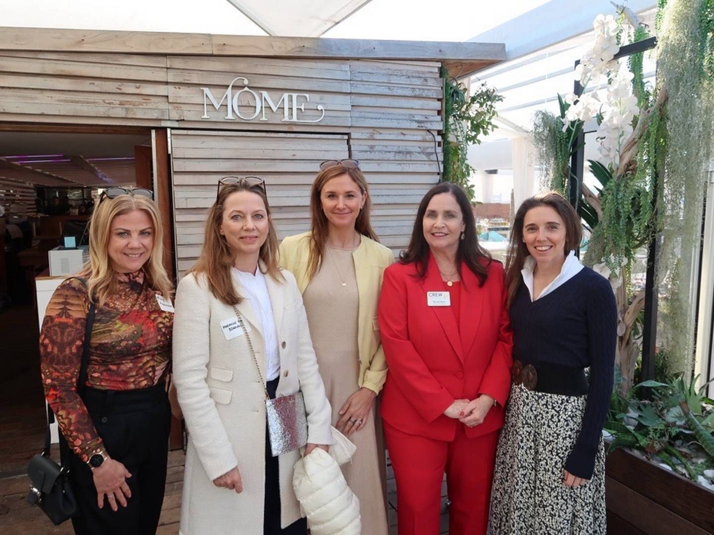 KNYTTER KONTAKTER: (F.V) Tracy Fitzsimmons, Marianne Bjaaland, Ingebjørg Daae, Wendy Mann (CEO Crew network) og Kirsty Shearer er alle sammen på Mipim. | Foto: Jørgen Fjellheim/EiendomsWatch