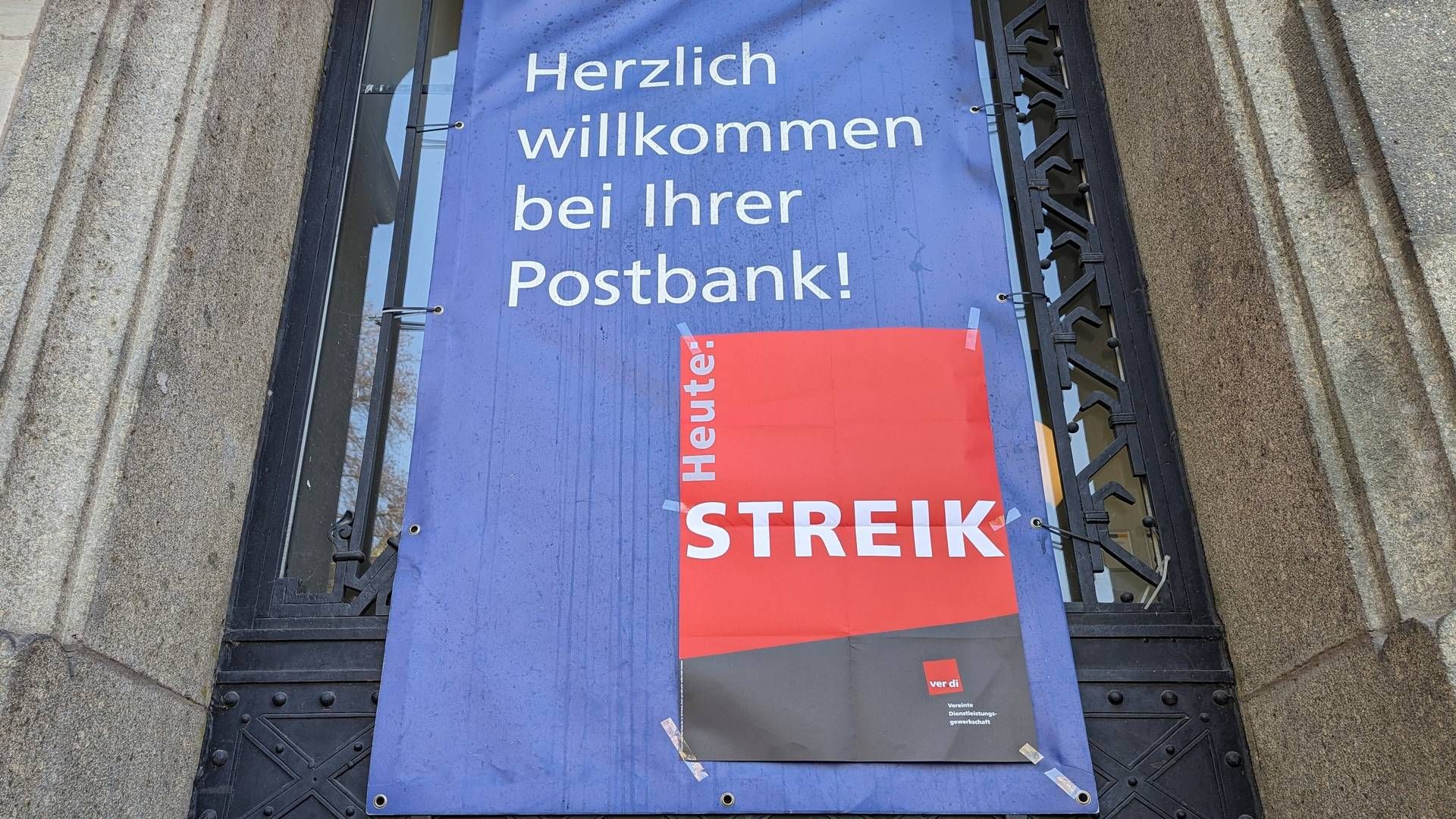 So wie hier am 6. März in der Postbankfiliale in der Großen Steinstraße in Halle (Saale) wird es morgen auch wieder aussehen. | Foto: picture alliance / dts-Agentur | -
