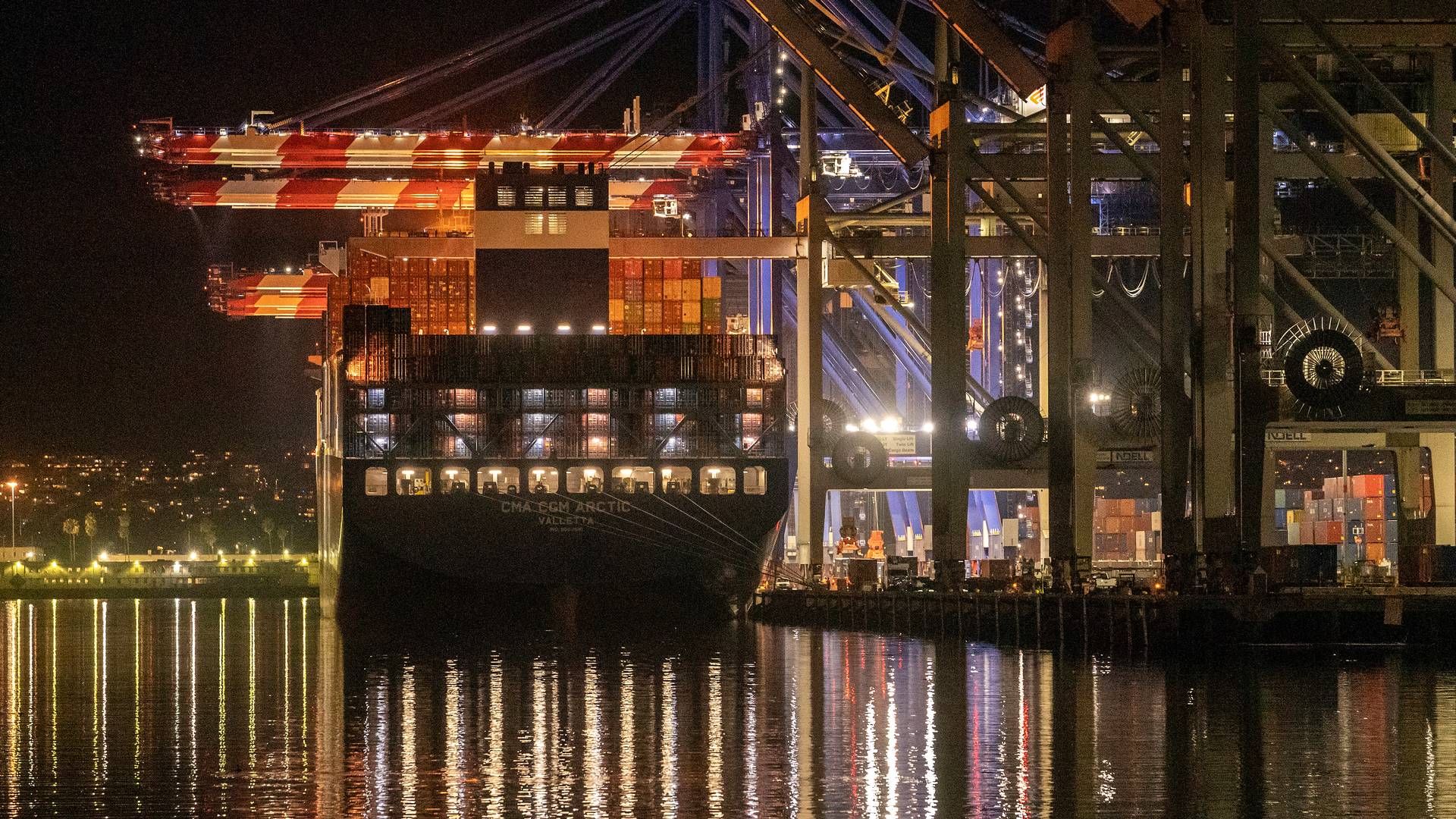 Containerskib fortøjet ved Mærsks APM Terminals Pacific, Pier 400, i Los Angeles Havn. Forhandlingerne med havnearbejdernes fagforening ILA gælder dog havnene på den amerikanske østkyst.