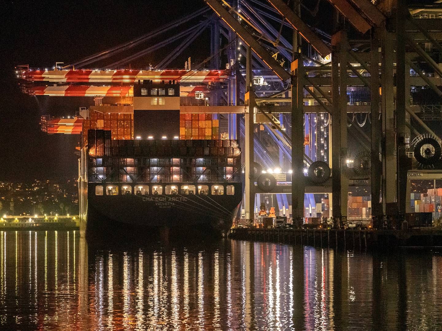 Containerskib fortøjet ved Mærsks APM Terminals Pacific, Pier 400, i Los Angeles Havn. Forhandlingerne med havnearbejdernes fagforening ILA gælder dog havnene på den amerikanske østkyst.