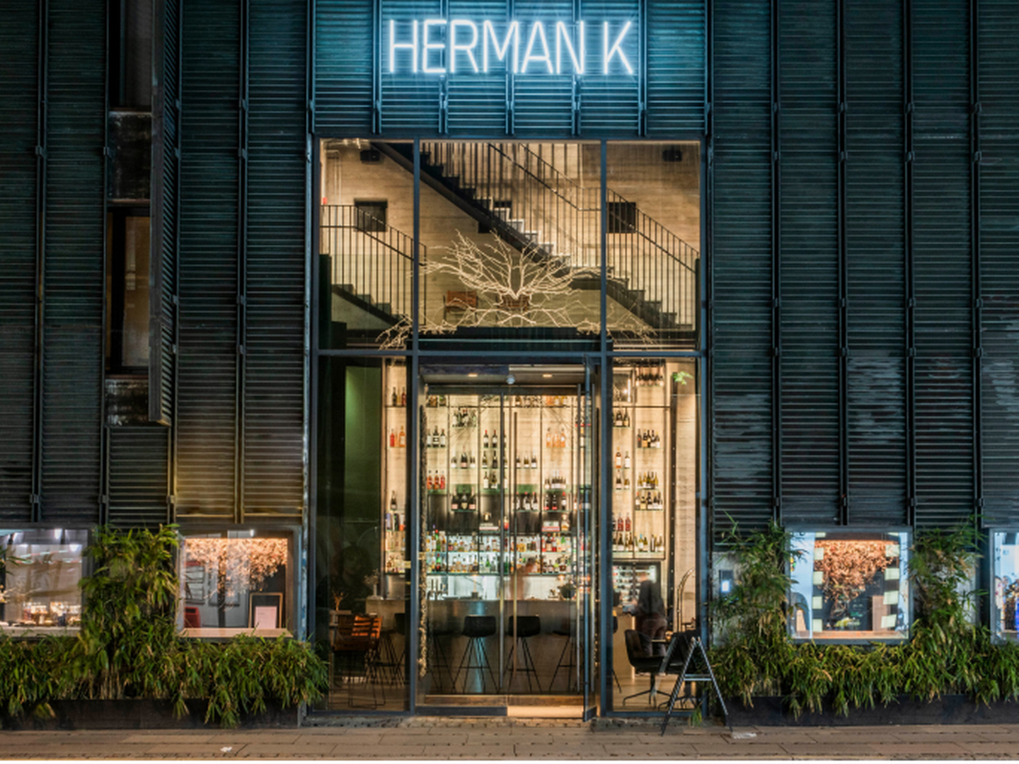 Luksushotellet Herman K, der i en periode har heddet The Socialist, får sit gamle navn tilbage, som den tidligere ejer, Brøchner-familien, benyttede, indtil nøglen måtte drejes i 2020 som følge af coronapandemien.
