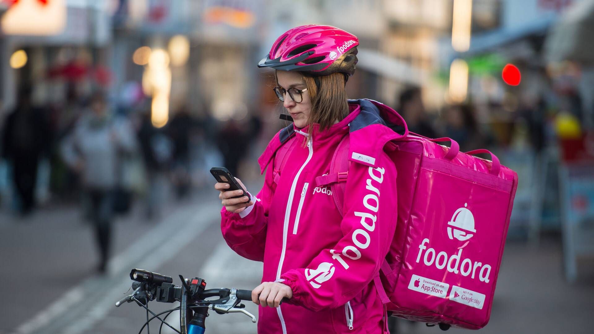 De lyserøde cykelbude får selskab af droner i Sverige. | Foto: Andreas Arnold/AP/Ritzau Scanpix