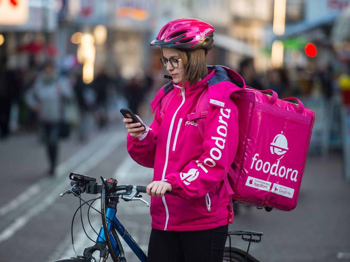 De lyserøde cykelbude får selskab af droner i Sverige. | Foto: Andreas Arnold/AP/Ritzau Scanpix