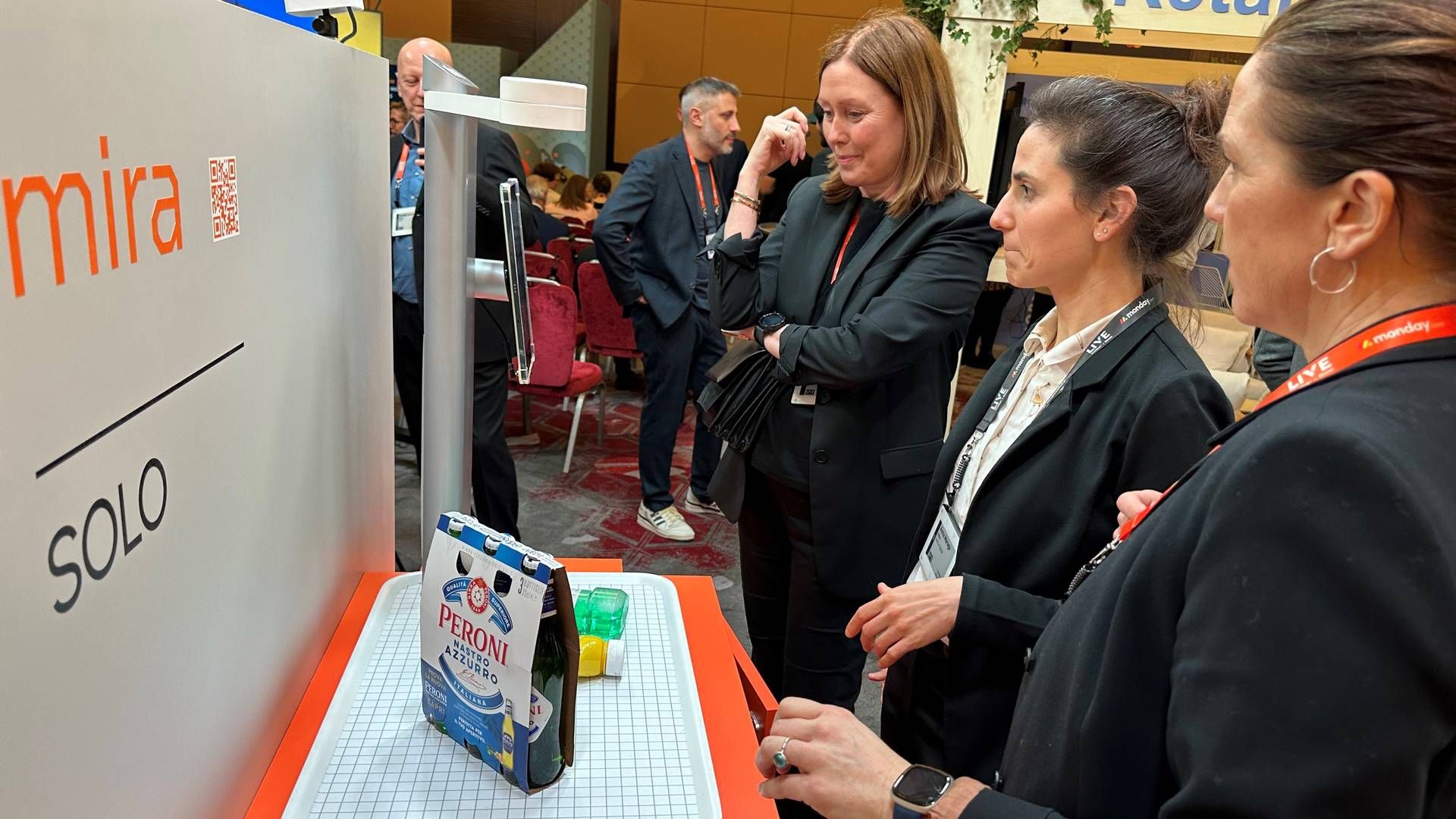 Virke-direktør Irlinn Tystad og Ellen Vrålstad fra Attensi testet ut en ny teknologisk selvbetjeningsløsning under London Retail Week. Den virket ikke optimalt. | Foto: Gøril Huse/ HandelsWatch