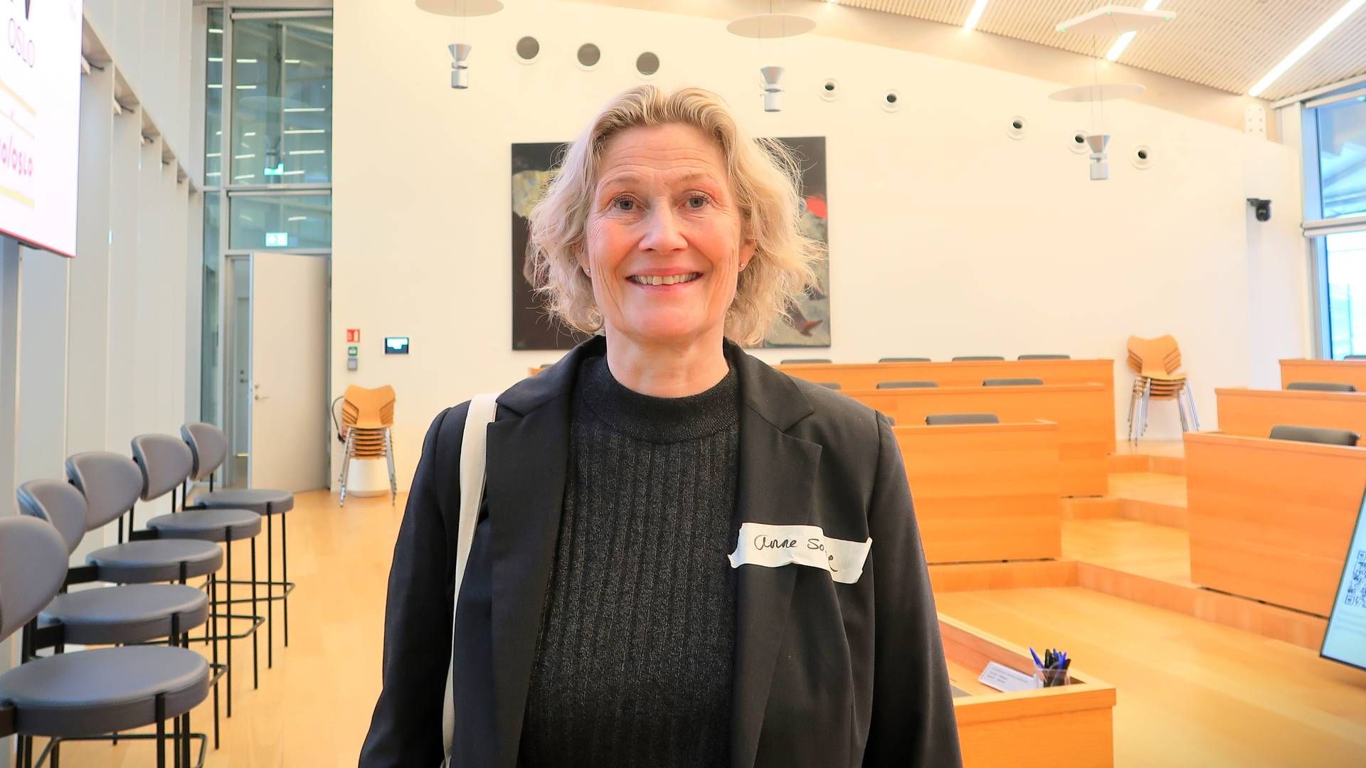 AKTUELL: Anne Sofie Bjørkholt er eiendomsadvokat og partner i Bahr. Her er hun avbildet i advokatfirmaets auditorium etter et seminar om sosial bærekraft innen eiendomsutvikling, og der Bjørkholt selv bidro med å belyse hvorfor det både er viktig og lønnsomt. – Dette er noe som også de som sitter med regnearkene begynner å bli opptatt av, sier Bjørkholt til EiendomsWatch. | Foto: Fabian Skalleberg Nilsen / EiendomsWatch