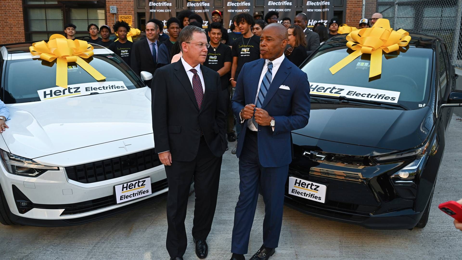 Stephen Scherr, formand og CEO for Hertz, og borgmester Eric Adams annoncerer en klima- og jobrelateret begivenhed på A-Tech High School den 20. september 2023 i New York. | Foto: Ndz/AP/Ritzau Scanpix