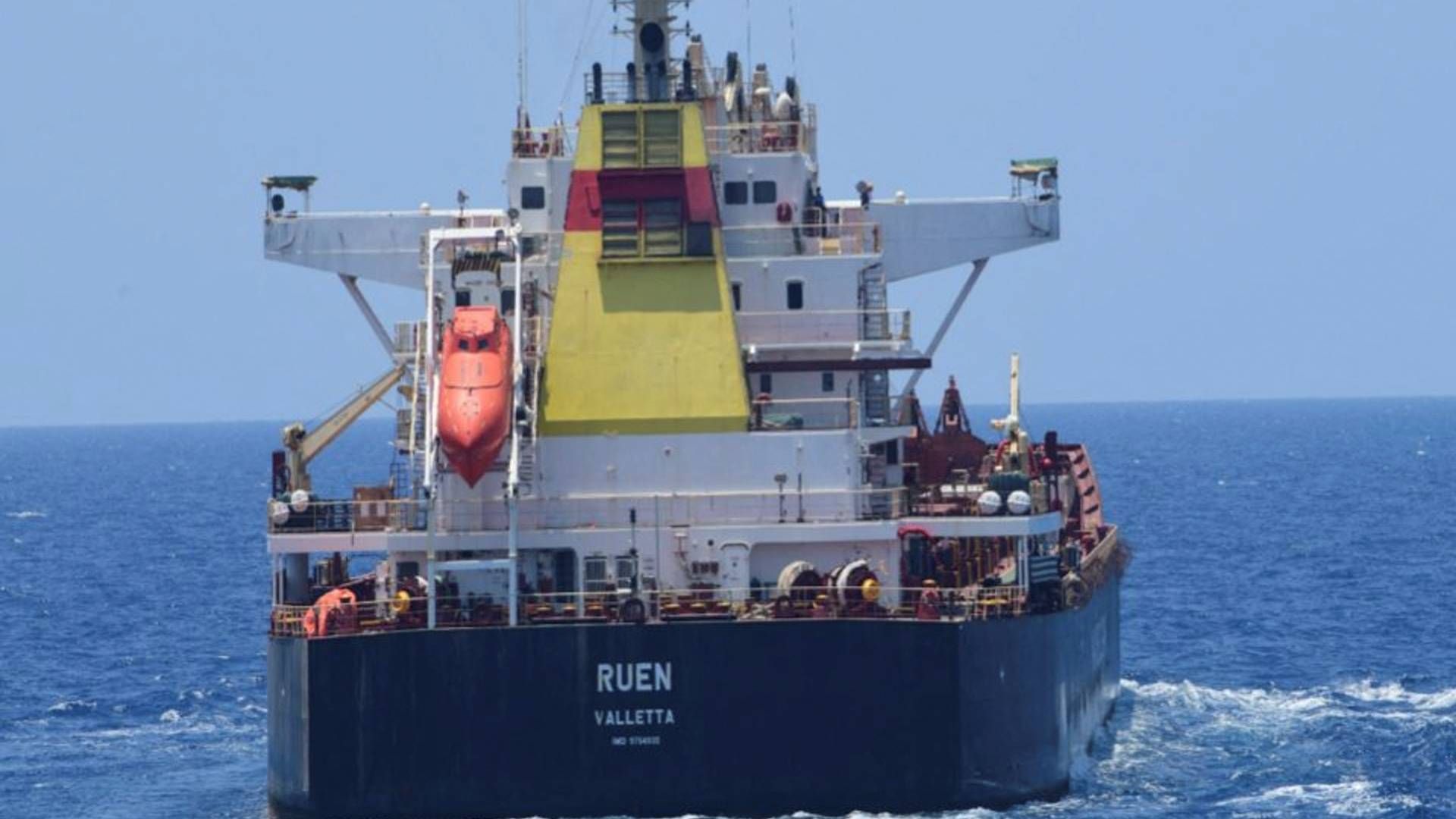 Skibet Ruen, der sejler under maltesisk flag, blev det første skib siden 2017, som somaliske pirater succesfuldt fik kapret i december. | Foto: Spokespersonnavy Via X/Reuters/Ritzau Scanpix