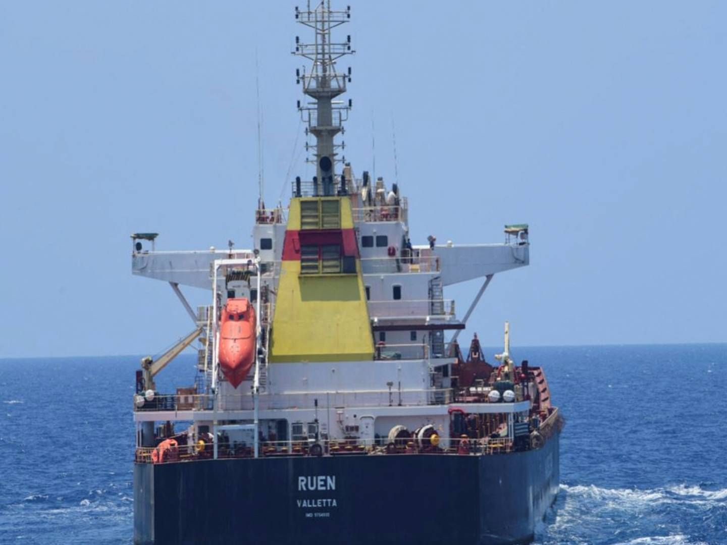 Skibet Ruen, der sejler under maltesisk flag, blev det første skib siden 2017, som somaliske pirater succesfuldt fik kapret i december. | Foto: Spokespersonnavy Via X/Reuters/Ritzau Scanpix