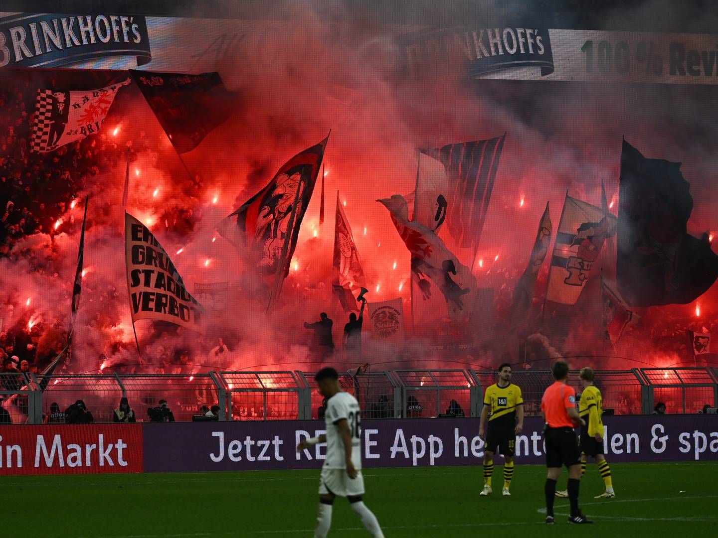 Es brennt: Szene vor der jüngsten Partie Dortmund - Frankfurt | Foto: picture alliance/dpa | Bernd Thissen