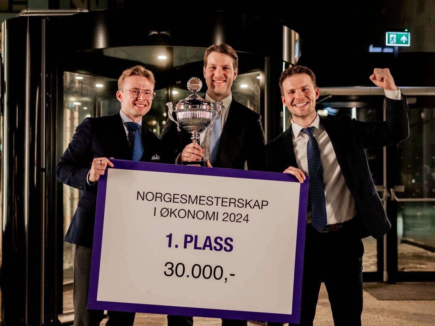 NORGESMESTERE: BI-studentene Sander Nærum (25), Håkon Grønning (27) og Magnus Sollid (29) stakk av med seieren under NM i økonomi 2024. | Foto: NTB/ Ronja Sagstuen Larsen