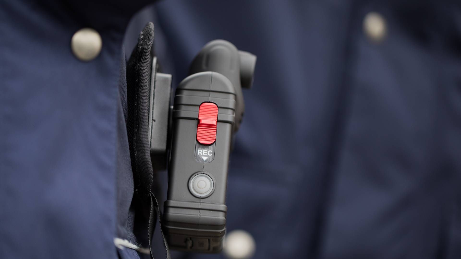 Danskerne er villige til at give mandat til anvendelse af kropskameraer hos politi, fængselspersonale og beredskabspersonale i brand, ambulancer mv. | Foto: Rolf Vennenbernd/AP/Ritzau Scanpix/Arkivfoto