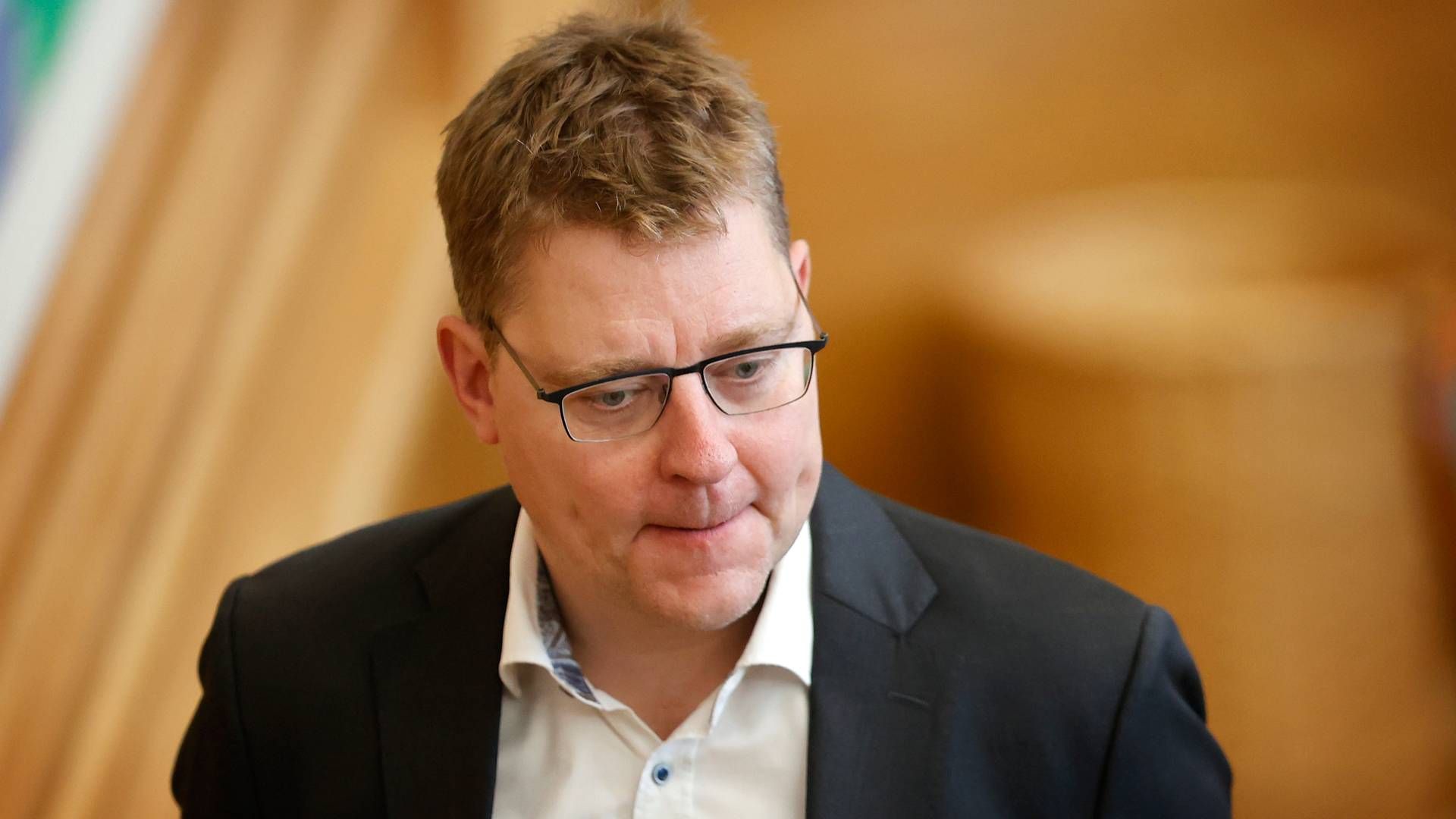 Rasmus Helveg Petersen tørner fremover ud for Vattenfall. | Foto: Jens Dresling