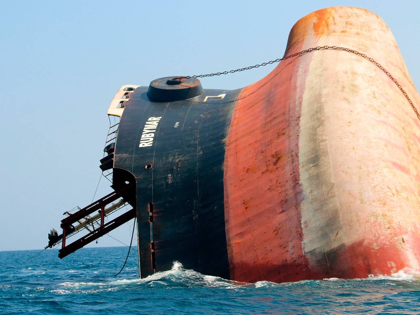 Billedet fra den 7. marts viser, at fragtskibet Rubymar delvist er sunket ud for Yemens kyst. Tørlastskibe gik ned ud for Yemen efter et Houthi-missilangreb og udgør en alvorlig miljørisiko, da tusindvis af tons gødning truer med at løbe ud i Det Røde Hav, advarer embedsmænd og eksperter. | Foto: Khaled Ziad