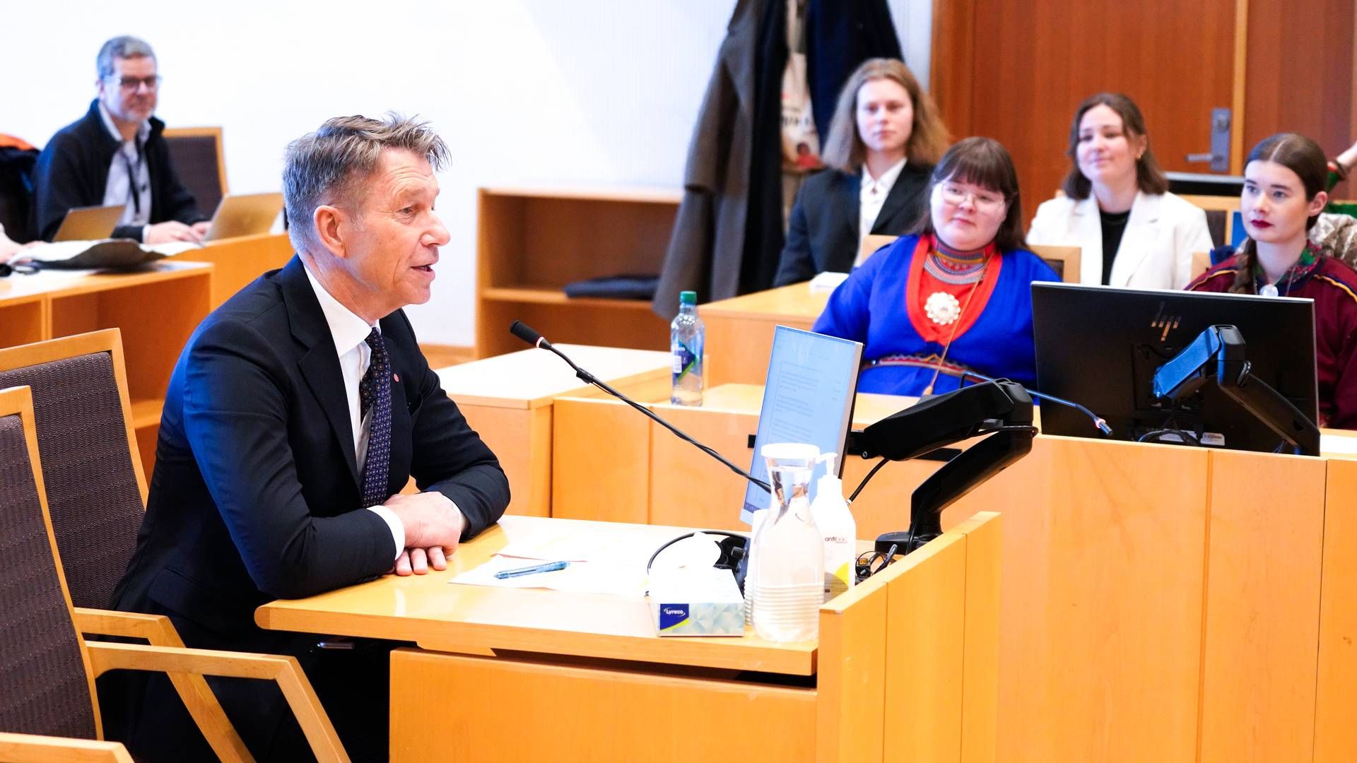 Tidligere på måneden vidnede Norges energiminister Terje Aasland i sagen om vindmøllerne på Fosen. Lige nu bevidner han et langstrakt udbud af landets første havvindprojekt. | Foto: Ole Berg-rusten