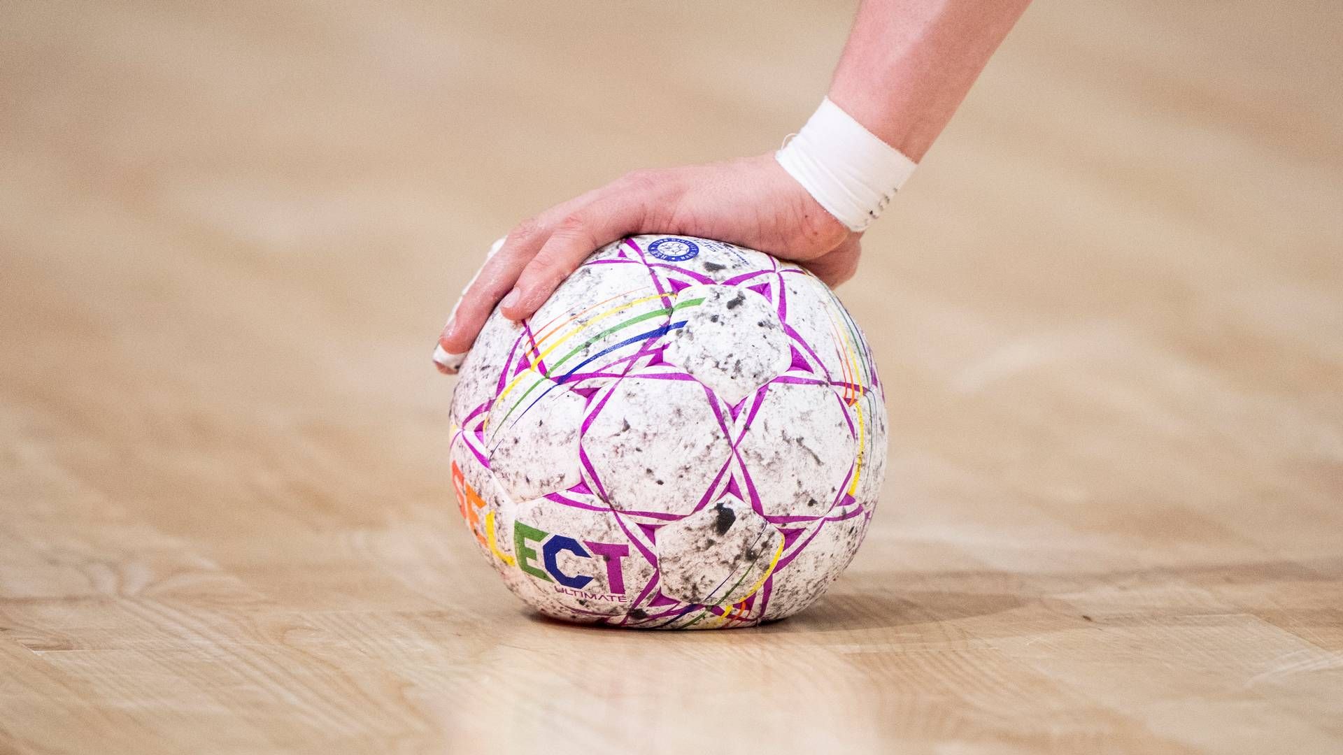 Specialdesignet håndbold fra Select, der blev brugt i landskamp mod Schweiz i Aarhus i weekenden. | Foto: Bo Amstrup