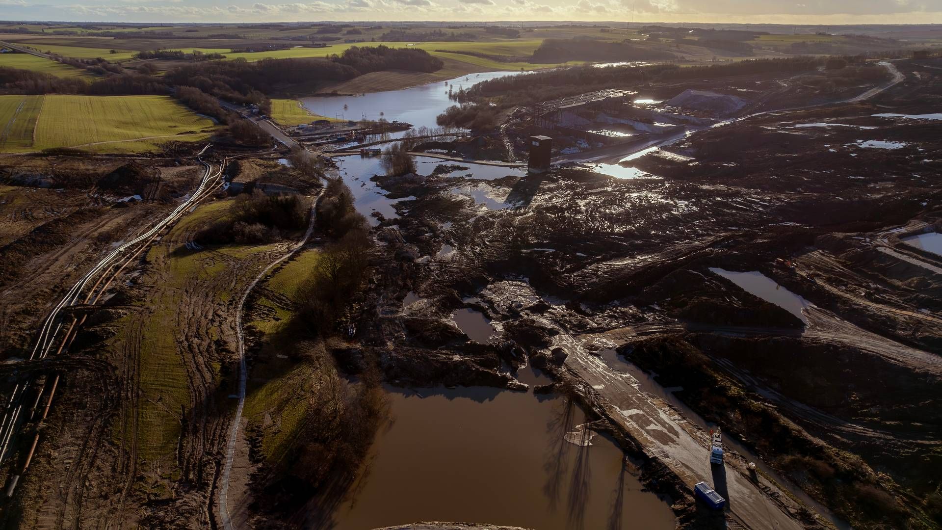Et jordskred på grund ejet af virksomheden Nordic Waste har skabt stor bekymring i landsbyen Ølst samt vrede hos toppolitikere. | Foto: Benny Kjølhede