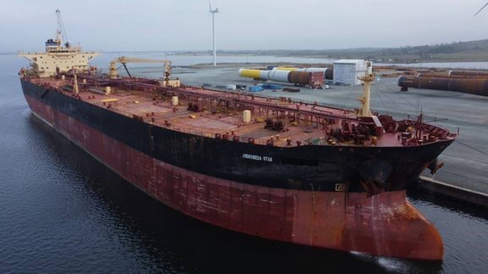 ”Worn-out and rusty oil tankers in Danish waters must be stopped immediately and before a serious accident occurs. Hope is not a strategy,” wrote Greenpeace in a statement accompanying this photo of the vessel Andromeda Star. | Photo: Greenpeace