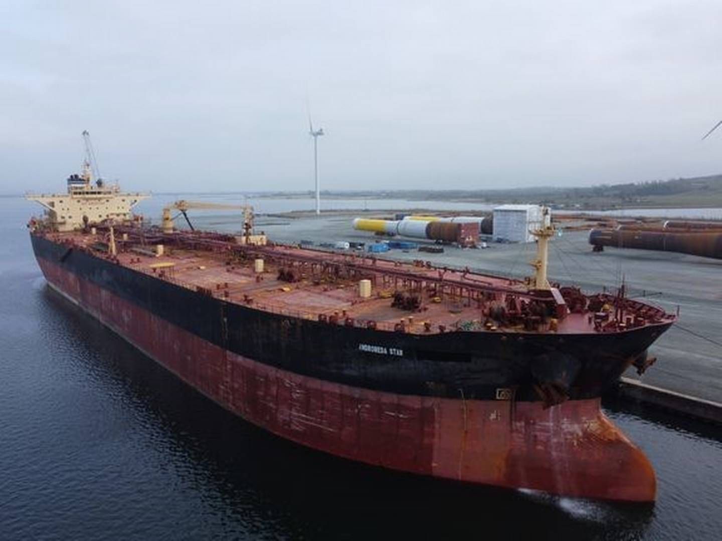 ”Worn-out and rusty oil tankers in Danish waters must be stopped immediately and before a serious accident occurs. Hope is not a strategy,” wrote Greenpeace in a statement accompanying this photo of the vessel Andromeda Star. | Photo: Greenpeace