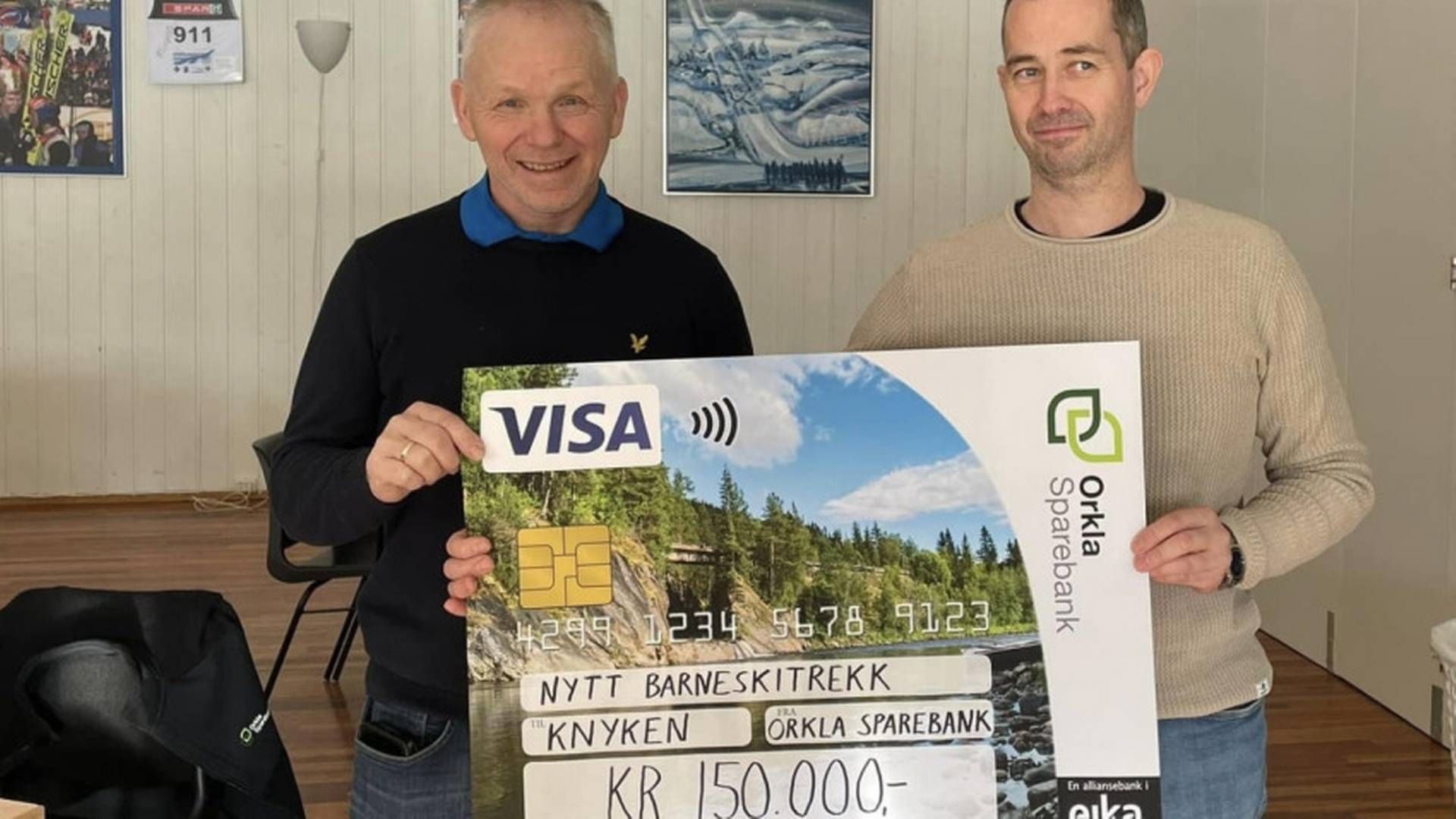 UTDELING: T.v, sponsoransvarlig i Orkla Sparebank, Terje Sletvold og daglig leder i Orkdal IL/Knyken Skisenter, Rune Stenkløv under overrekkelsen av midlene.