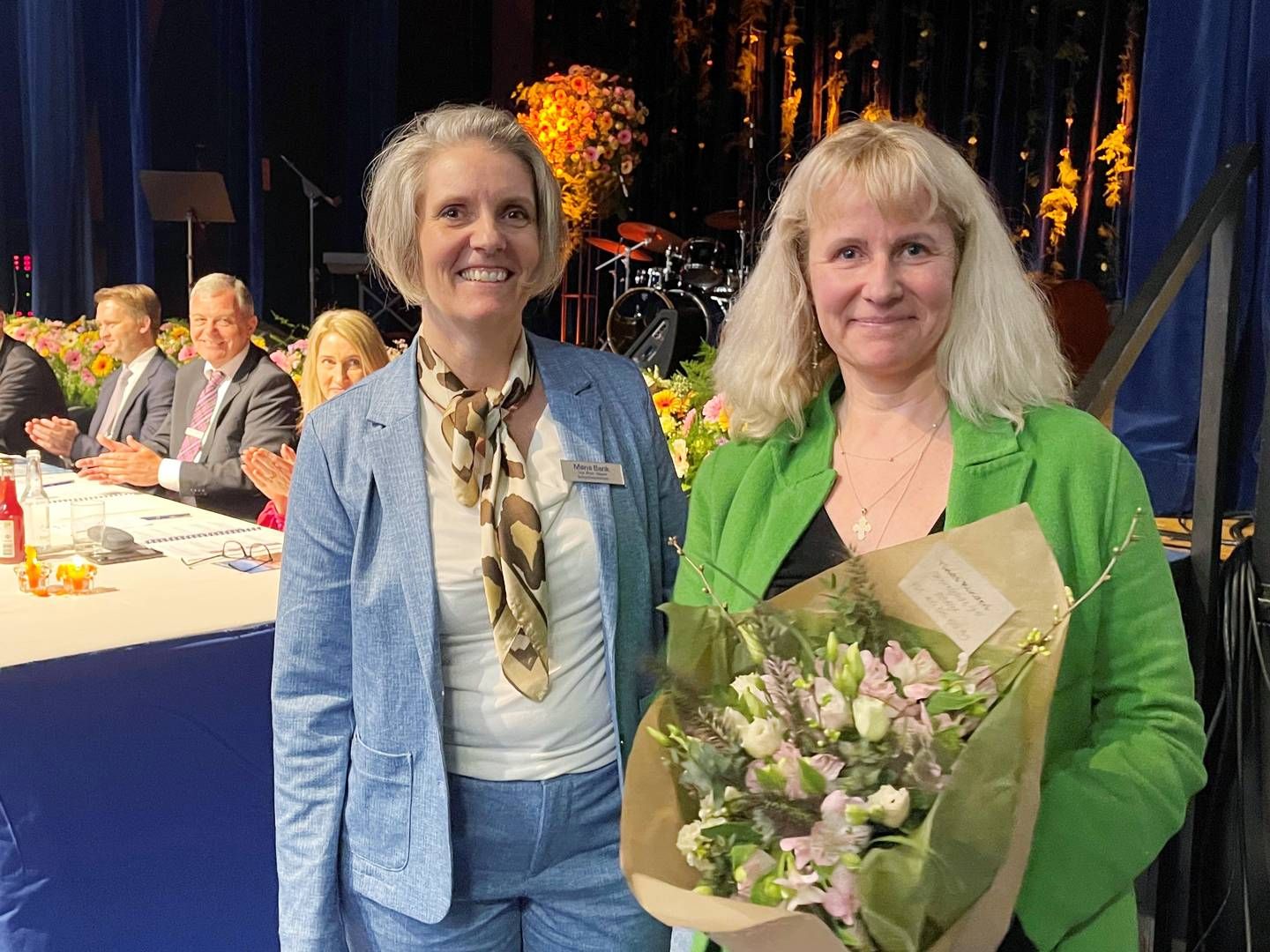 Repræsentantskabets formand, Tina Ørum Hansen (tv.), ønskede Cathrine Riegels Gudbergsen tillykke med valget på bankens generalforsamling. | Foto: Møns Bank/pr