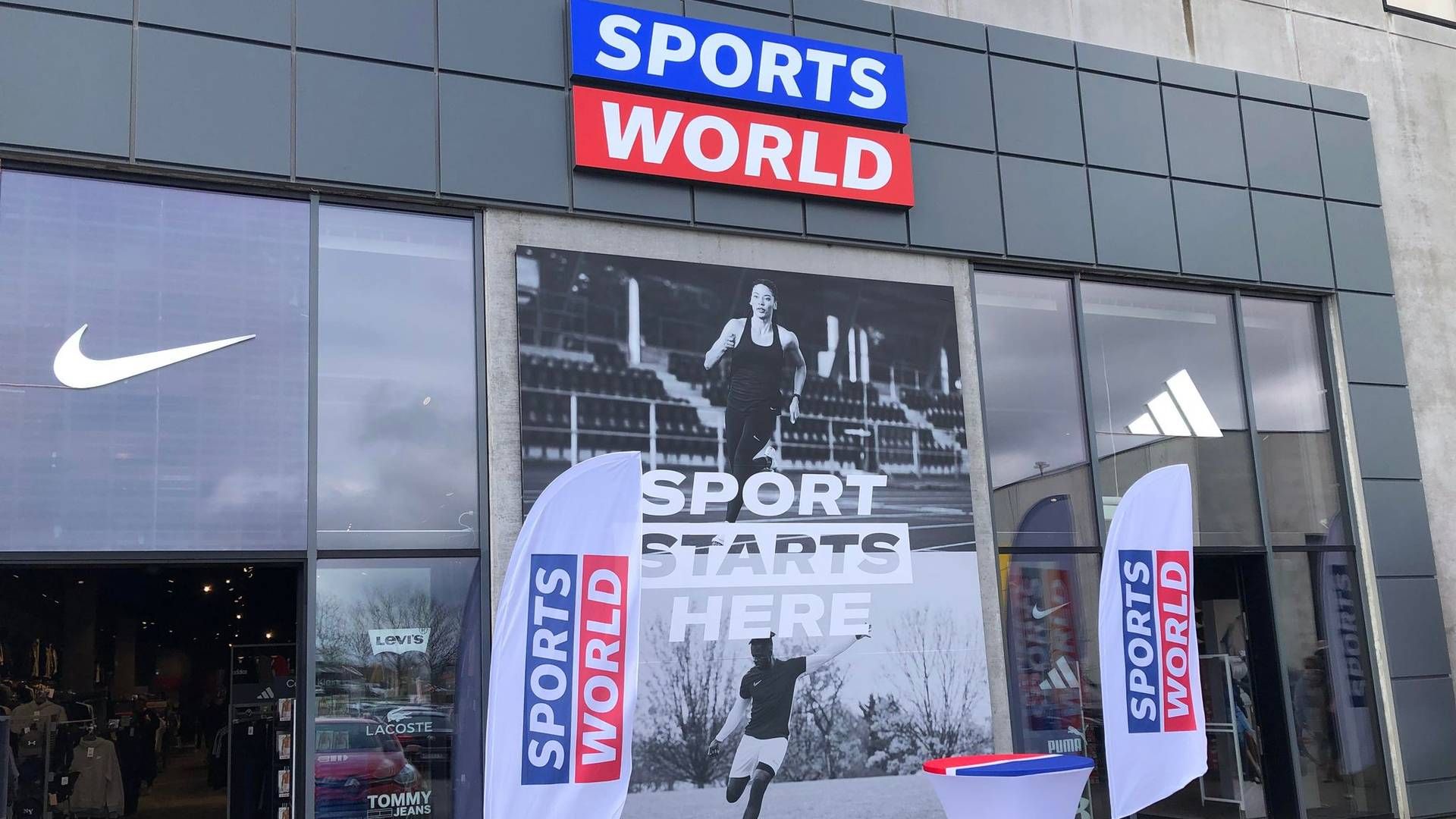 Den verserende retssag har bl.a. betydet, at Sportmaster-ejeren Frasers Group valgte at kalde den danske sportskæde for Sports World og ikke Sports Direct, som kæden ellers hedder i store dele af verden. | Foto: Alexander Thorup/DetailWatch