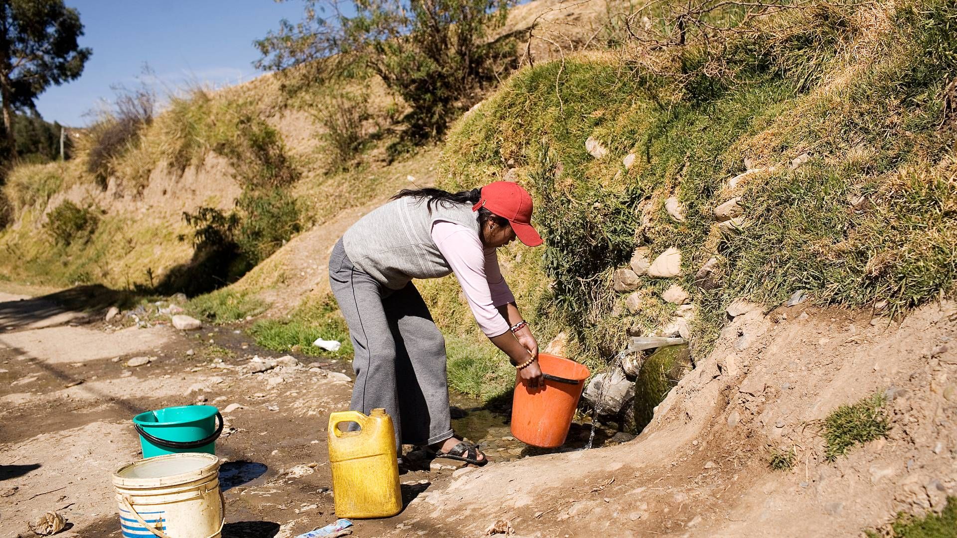 Kvinde tapper vand i nær La Paz, Bolivia | Foto: Thomas Borberg/arkivfoto