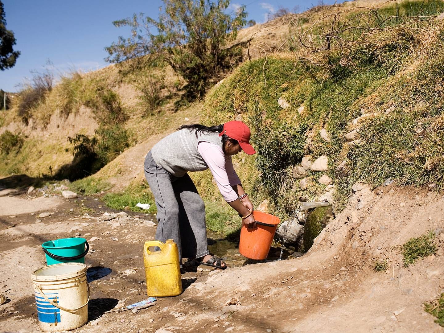 Kvinde tapper vand i nær La Paz, Bolivia | Foto: Thomas Borberg/arkivfoto