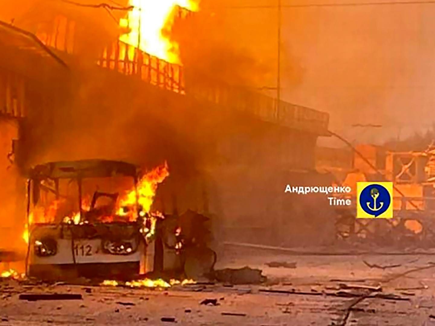 STORT ANGREP: En brennende elektrisk buss i Dnipro, i regionen Dnipropetrovsk, etter Russlands angrep natt til fredag. Bildet er publisert av en rådgiver til bystyret i Mariupol. | Foto: AP / NTB