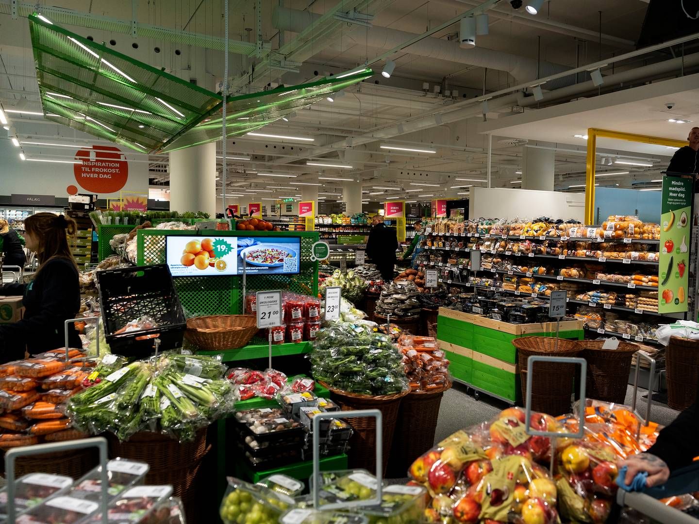 Der er 25 pct. moms på alle varer. I perioder, hvor dagligvarebutikker sænker prisen på f.eks. frugt og grønt svarende til nulmoms, vokser salget betragteligt. | Foto: Finn Frandsen/Ritzau Scanpix