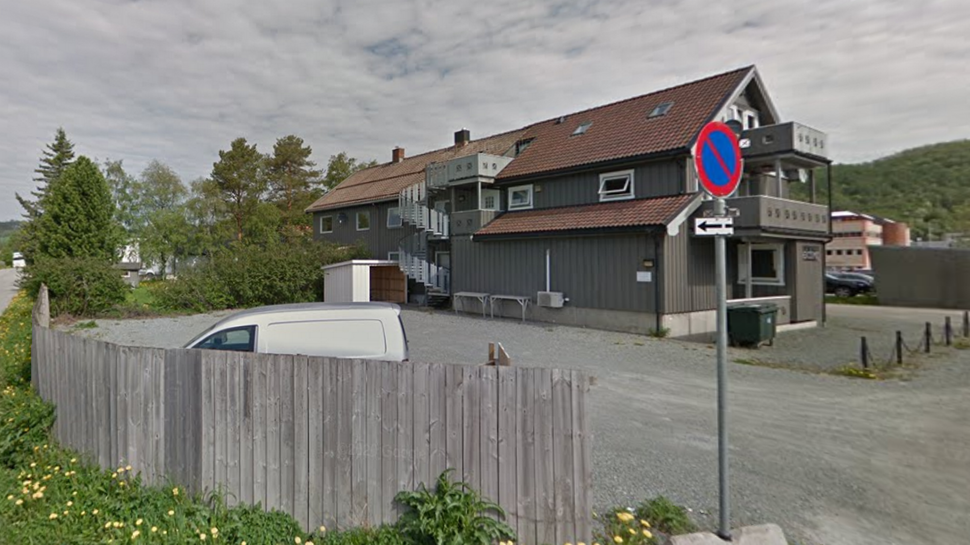 I bakgrunn står det en Extra. Her har to boligeiere solgt seg ut til Coop Midt-Norge. | Foto: Google Street View