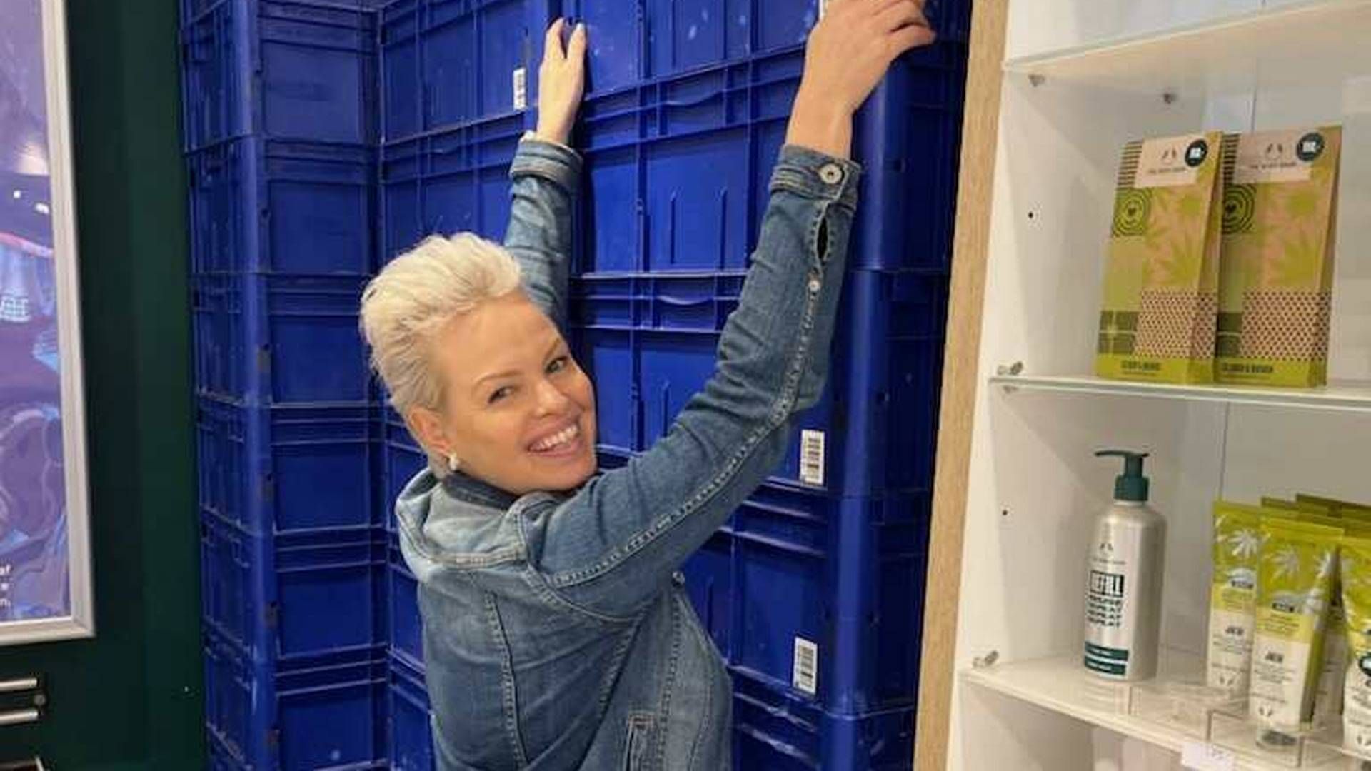 The Body Shop-butikken i Vejle er igen fyldt med blå kasser med varer, efter ejer Ann Katrine Granat Sørensen fredag fik grønt lys til at købe varelageret i "de fleste" af de konkursramte The Body Shop-butikker i Jylland. | Foto: Privatfoto, Ann Katrine Granat Sørensen