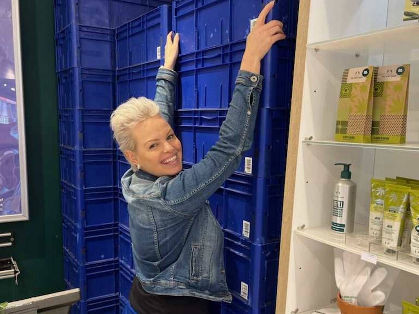 The Body Shop-butikken i Vejle er igen fyldt med blå kasser med varer, efter ejer Ann Katrine Granat Sørensen fredag fik grønt lys til at købe varelageret i "de fleste" af de konkursramte The Body Shop-butikker i Jylland. | Foto: Privatfoto, Ann Katrine Granat Sørensen