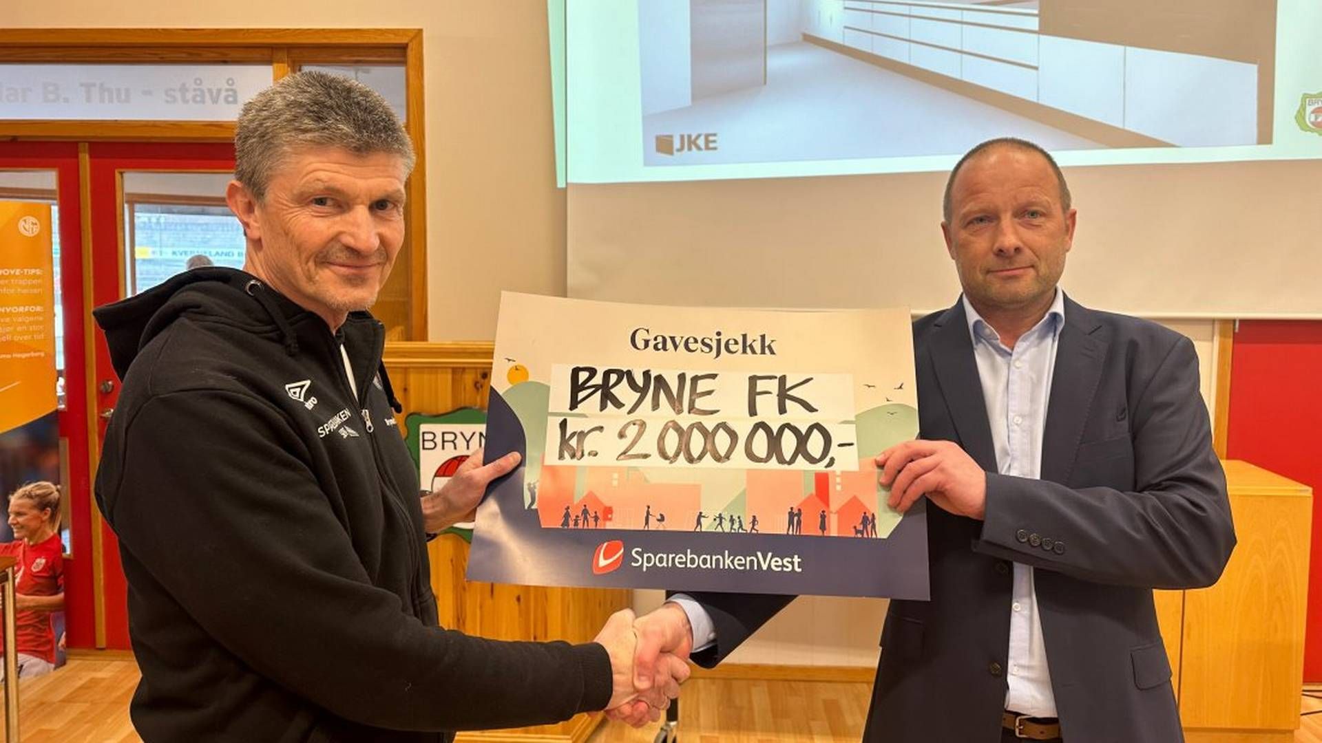 GAVE: To millioner kroner fikk Bryne Fotballklubb av Sparebanken Vest. | Foto: Bryne Fotballklubb
