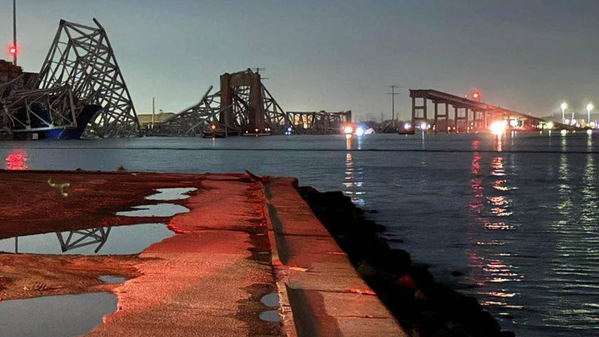 Containerskibet Dali sejlede ind i Francis Scott Key Bridge i Baltimore natten til tirsdag lokal tid, hvorefter den kollapsede. | Foto: Harford County Md Fire & Ems/Reuters/Ritzau Scanpix