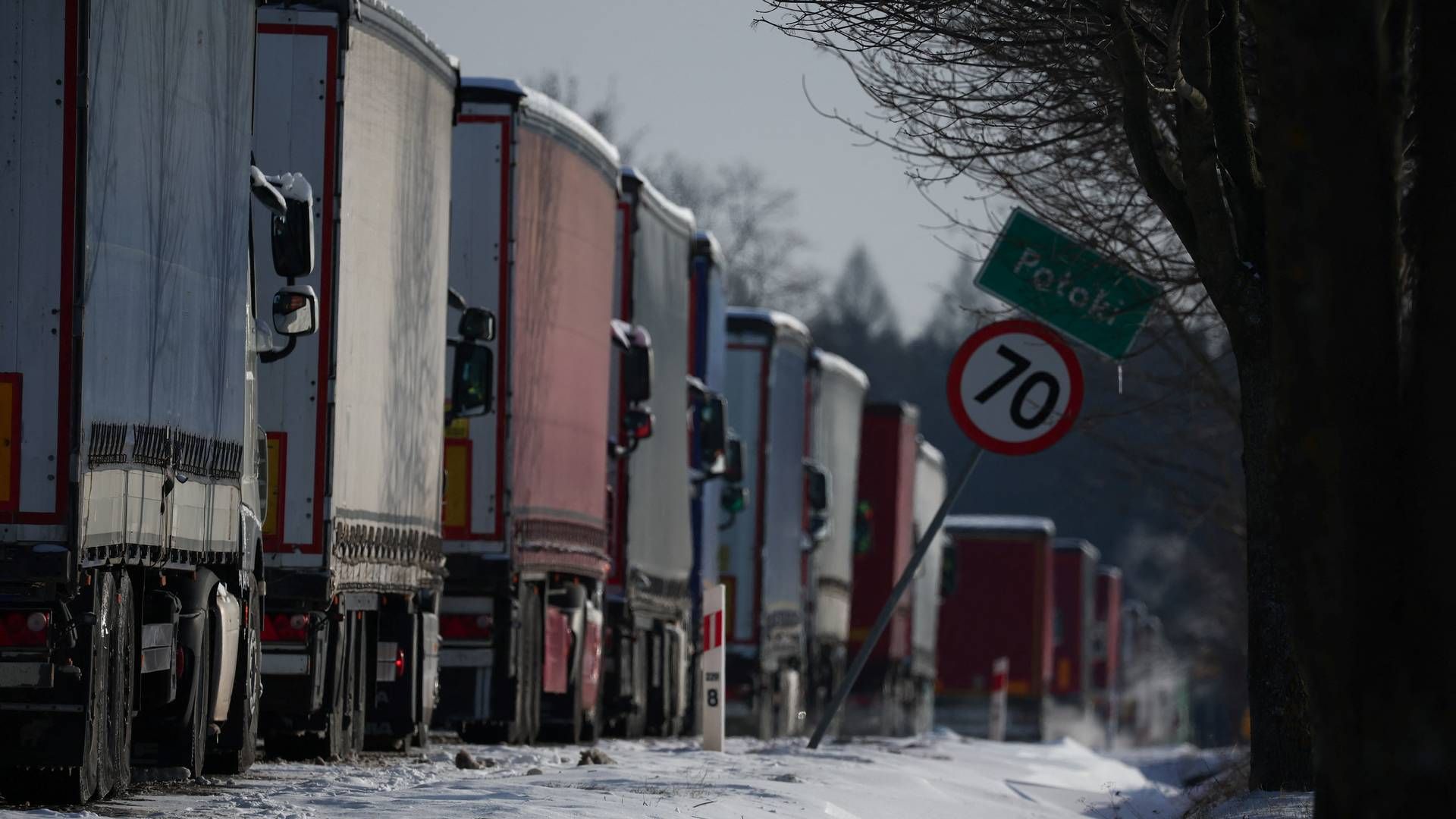 Tusindvis af lastbiler venter i dagevis på at kunne krydse grænserne mellem Polen og Ukraine. Her holder lastbiler i kø for at kunne krydse Hrebenne-grænsen. | Foto: Kacper Pempel/Reuters/Ritzau Scanpix