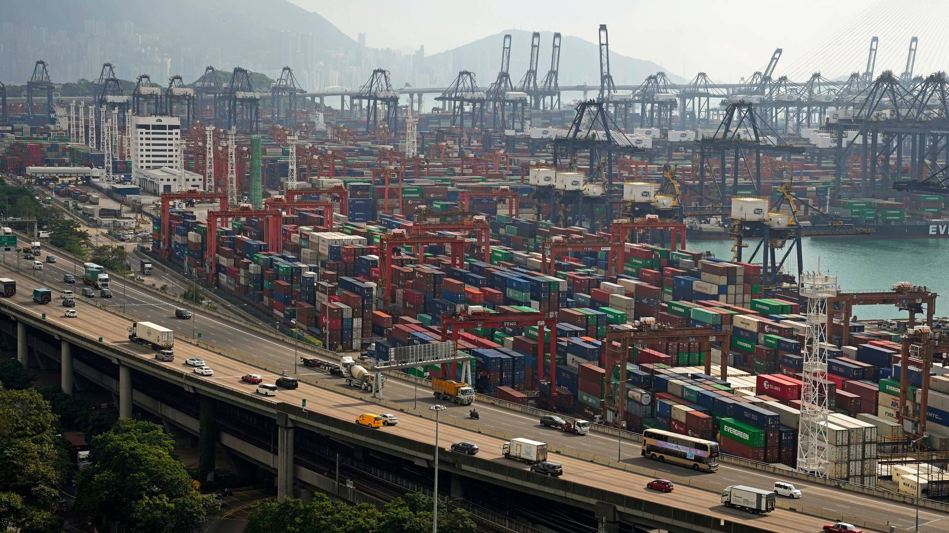 I 2023 indgik Mærsk og Hapag-Lloyd en aftale, om at rykke deres fragt til Shenzhens Yantian-havn i stedet for Hongkong, hvilket kan være en medvirkende årsag til nedgangen. | Foto: Kin Cheung/AP/Ritzau Scanpix