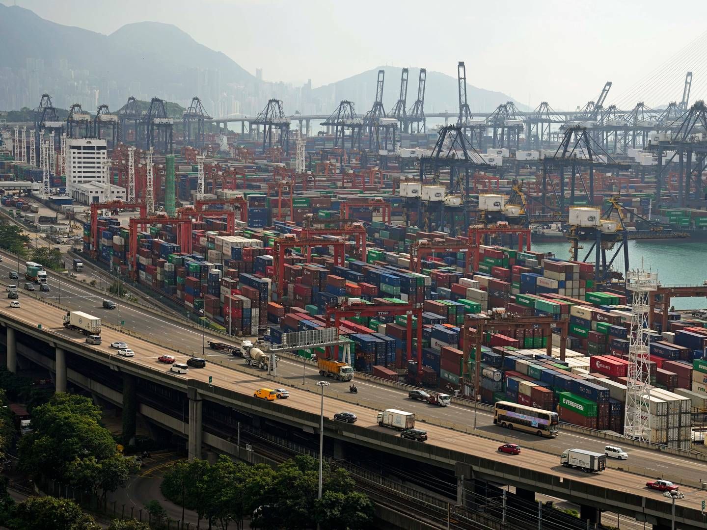 I 2023 indgik Mærsk og Hapag-Lloyd en aftale, om at rykke deres fragt til Shenzhens Yantian-havn i stedet for Hongkong, hvilket kan være en medvirkende årsag til nedgangen. | Foto: Kin Cheung/AP/Ritzau Scanpix