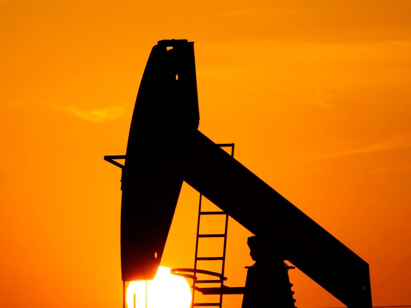 Oliepriserne er stadig et godt stykke fra det høje niveau, man så lige da krigen i Ukraine brød ud. | Foto: Hasan Jamali/AP/Ritzau Scanpix
