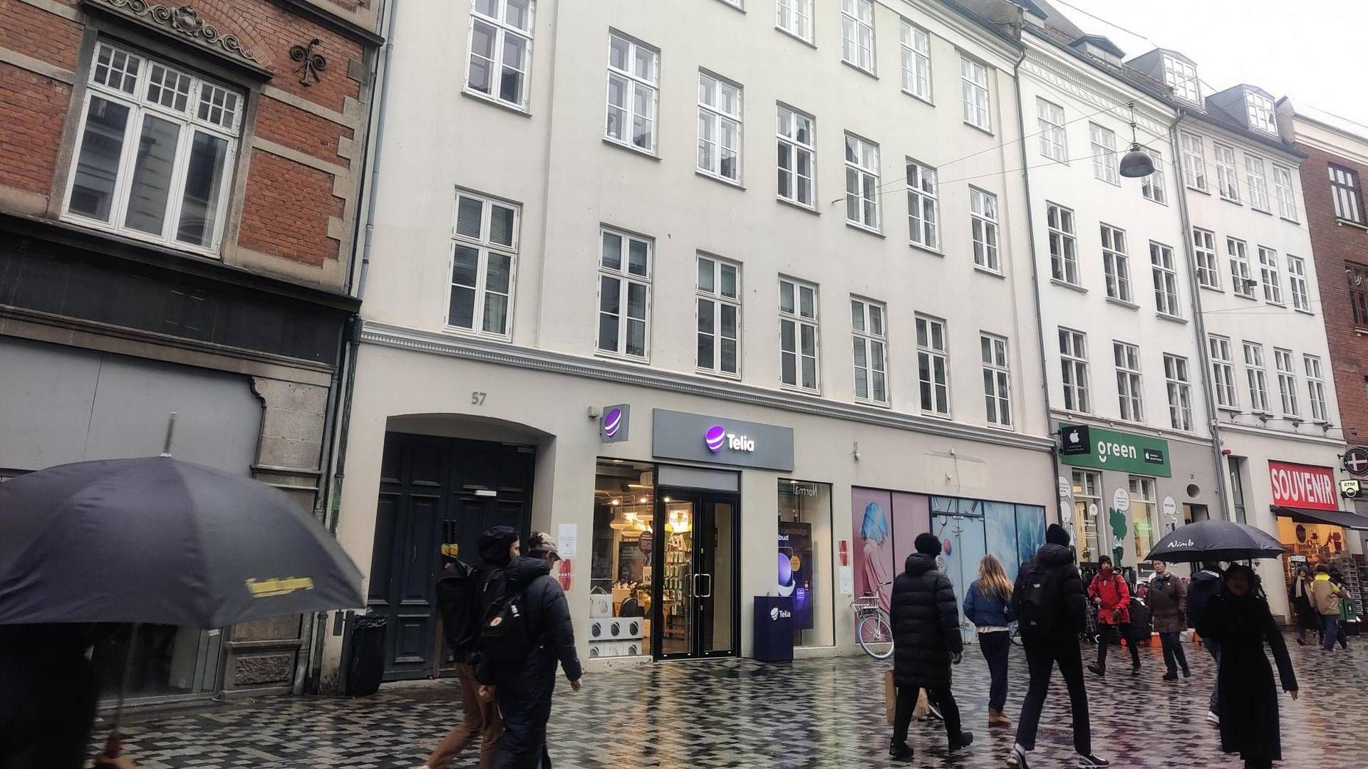 Denne godt 1300 kvadratmeter store ejendom på Købmagergade 57 på Strøget i København er blandt de ejendomme, som obligationsejere i Oskar Group overtog gennem en rekonstruktion af ejendomsudviklerens gæld. | Foto: Watch Medier