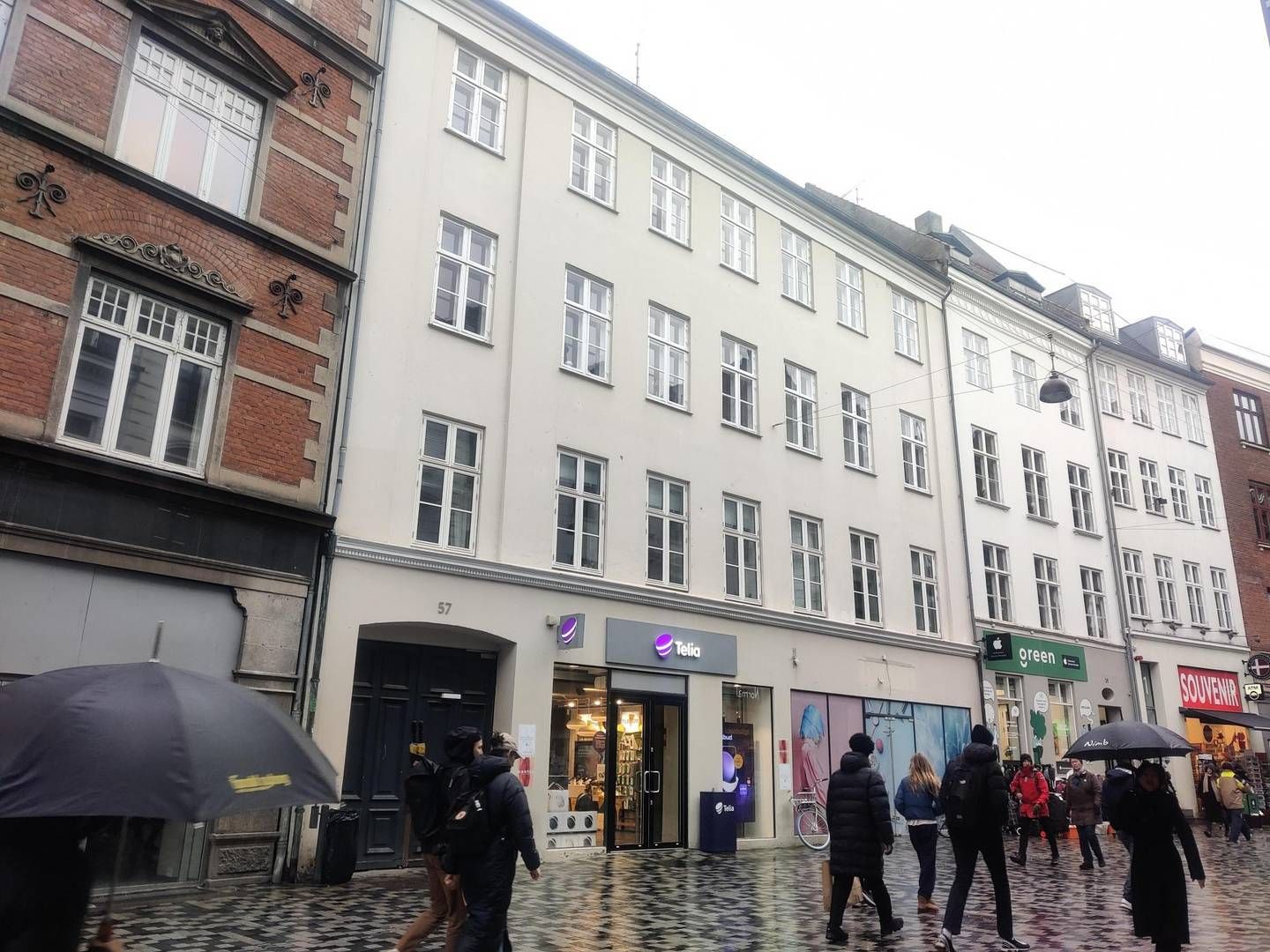 Den godt 1300 kvadratmeter store ejendom ligger på Købmagergade 57 på Strøget i København. Den består af boliger og et erhvervslejemål i stueetagen. | Foto: Watch Medier