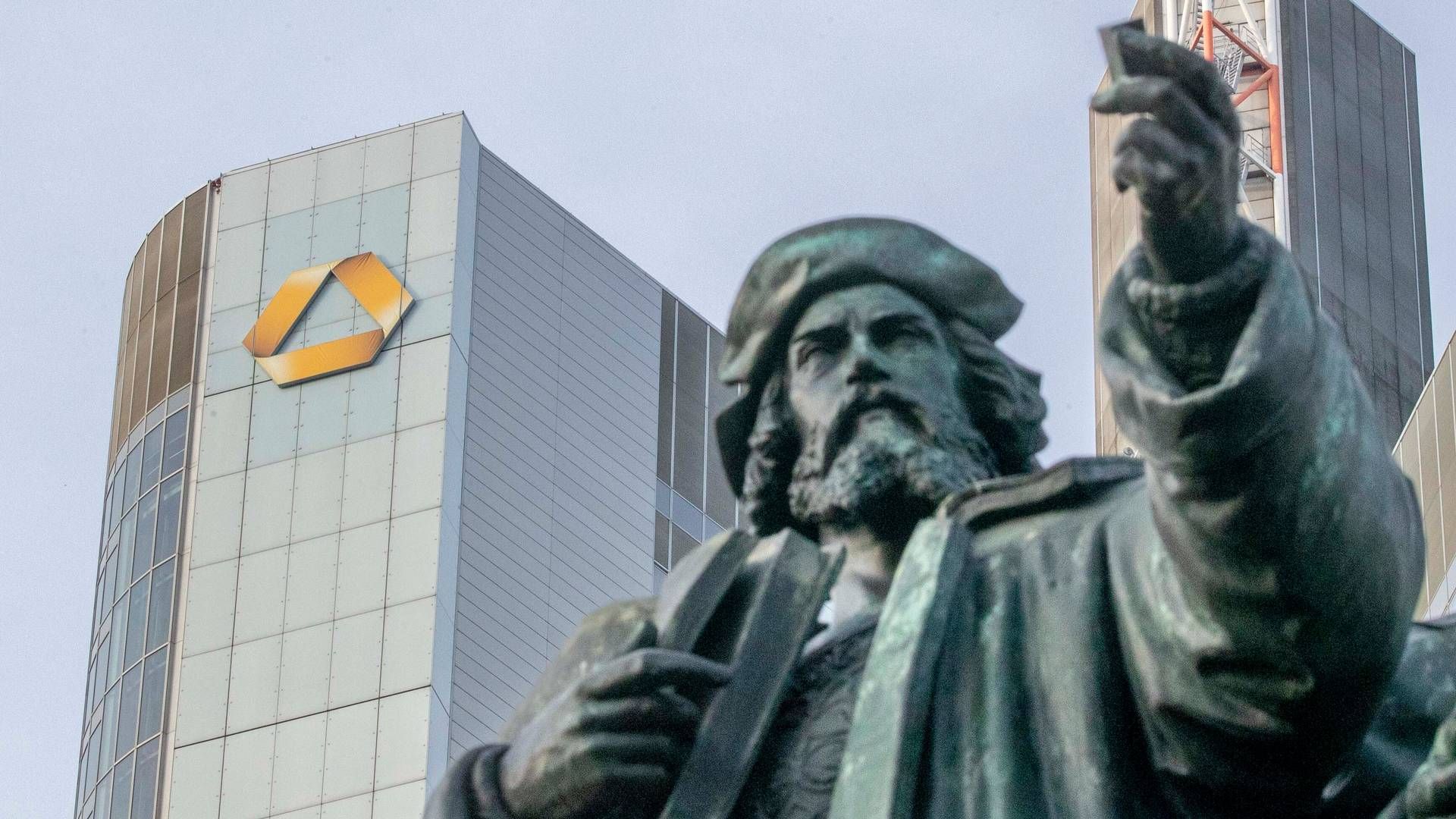 Das Gutenberg-Denkmal auf dem Frankfurter Rossmarkt vor dem Commerzbank-Tower | Foto: picture alliance/dpa | Helmut Fricke