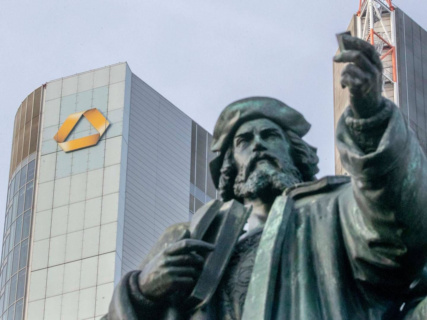 Das Gutenberg-Denkmal auf dem Frankfurter Rossmarkt vor dem Commerzbank-Tower | Foto: picture alliance/dpa | Helmut Fricke
