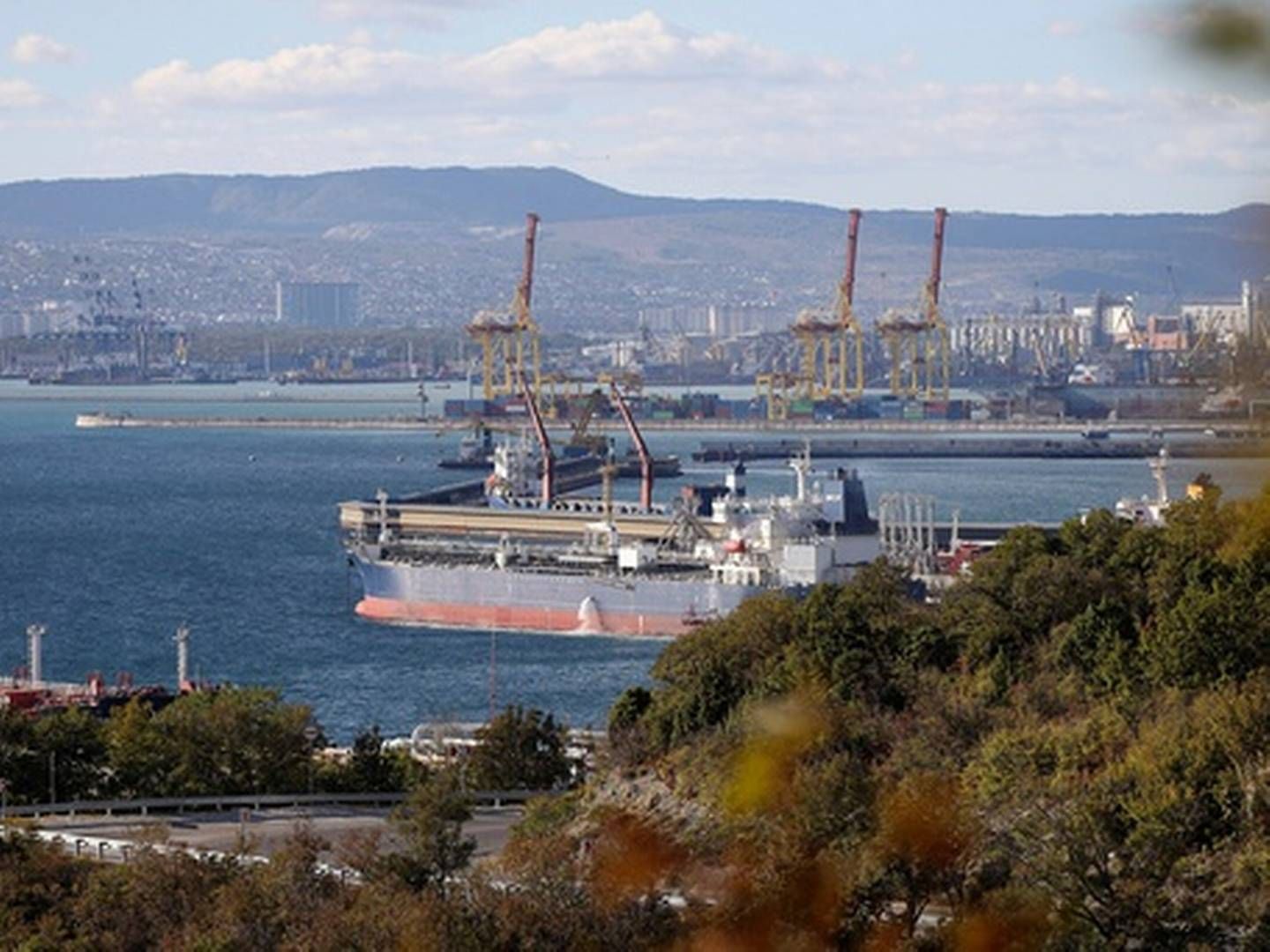 ØKNING: Russland hadde en innbringende petroleumsmåned i mars sammenlignet med i fjor. Bildet viser en russisk oljetanker i Novorossijsk ved Svartehavet i 2022. | Foto: AP / NTB