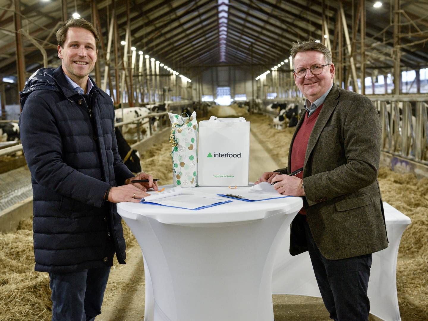 Edwin van Stipdonk, CCO i Interfood og Anders H. Nørgaard, adm. direktør i FirstFarms underskriver aftalen og indgår strategisk partnerskab. | Foto: Firstfarms/pr