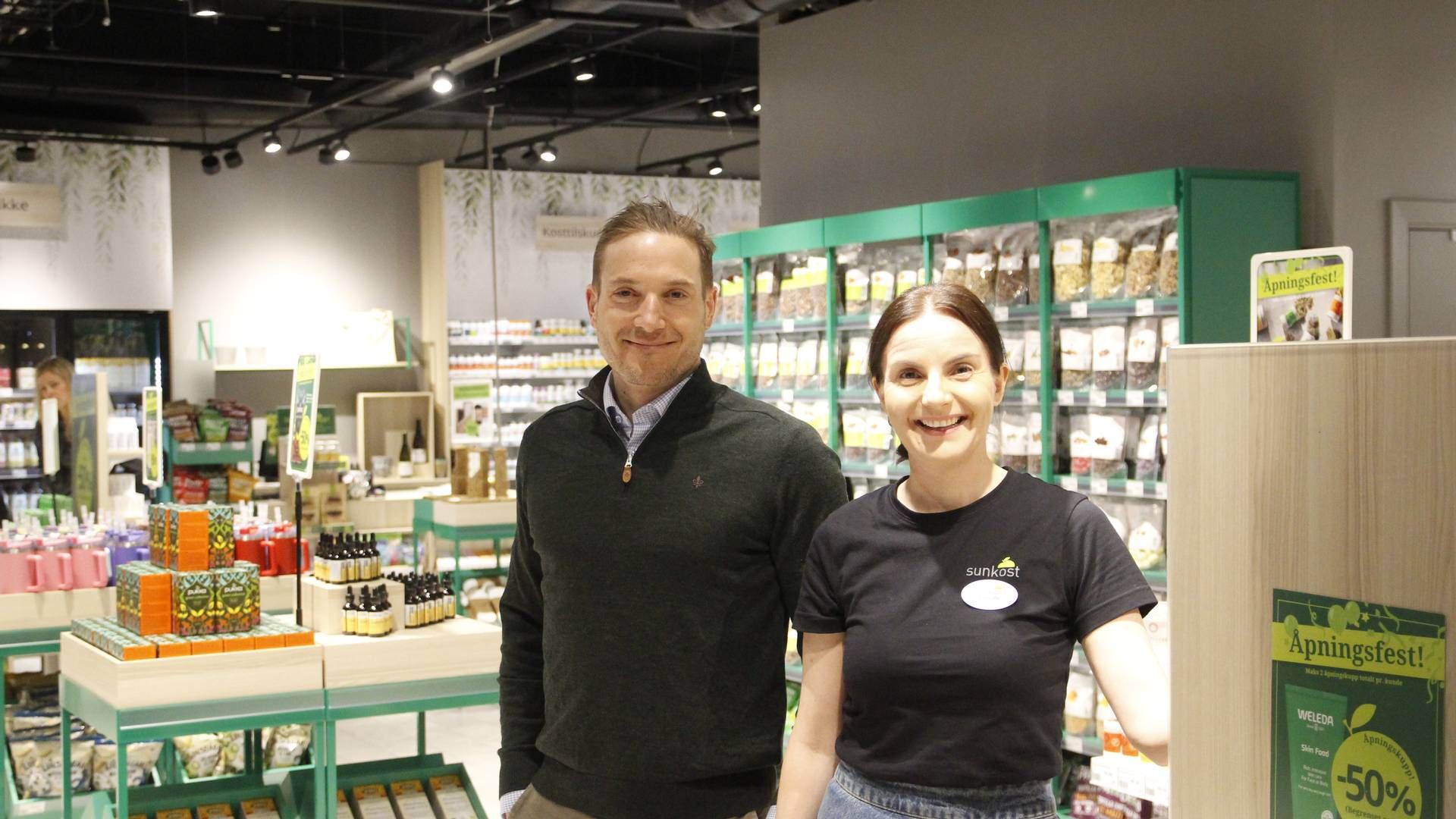 Kjedeleder Anders Kjellén og butikksjef Charlotte Cawallin på åpningsdagen i Glasmagasinet. | Foto: Øystein Engh / HandelsWatch