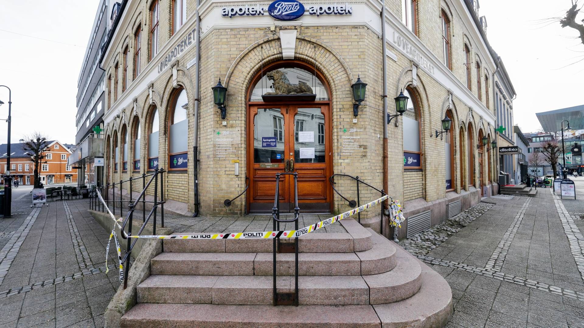 DØDE: Kvinnen døde inne på Boots Apotek i Arendal, som var hennes arbeidsplass. Politiet etterforsker saken som drap. | Foto: Tor Erik Schröder / NTB scanpix
