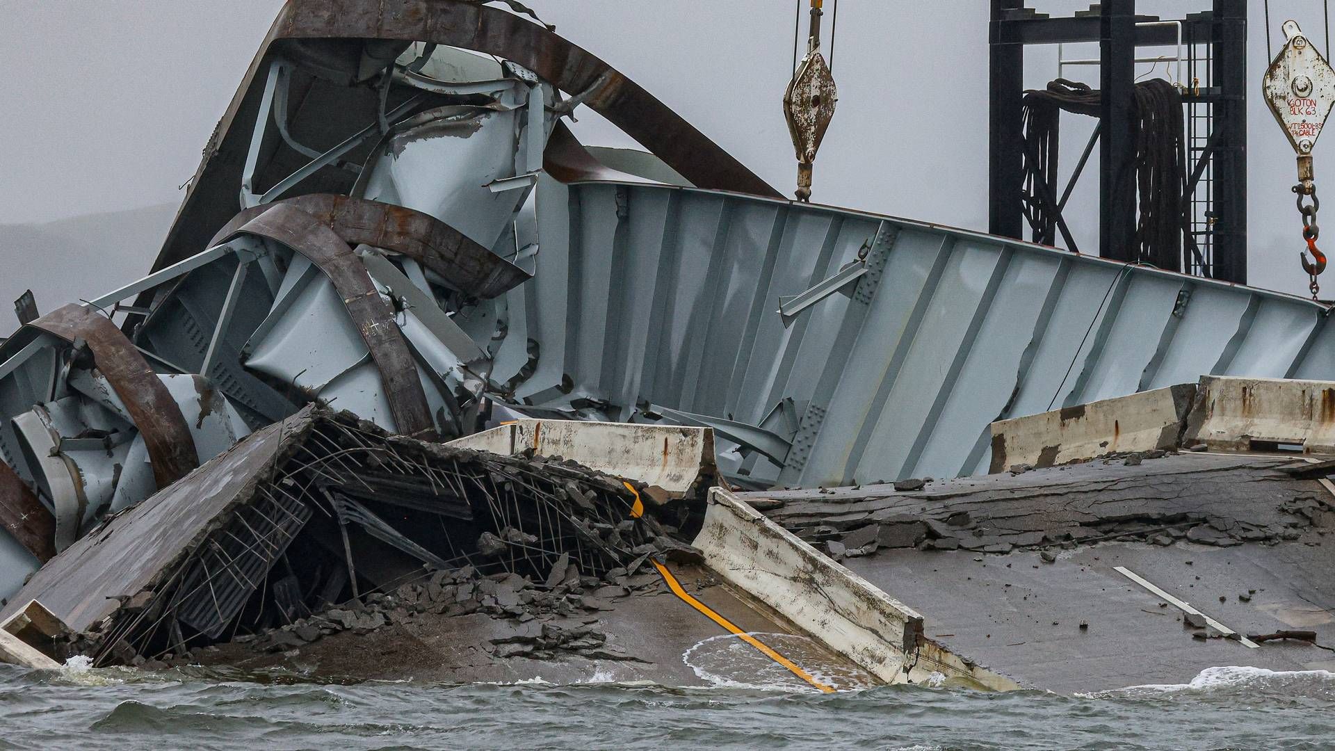 Deler av den kollapsede Francis Scott Key Bridge i Baltimore. | Foto: Julia Nikhinson, AP