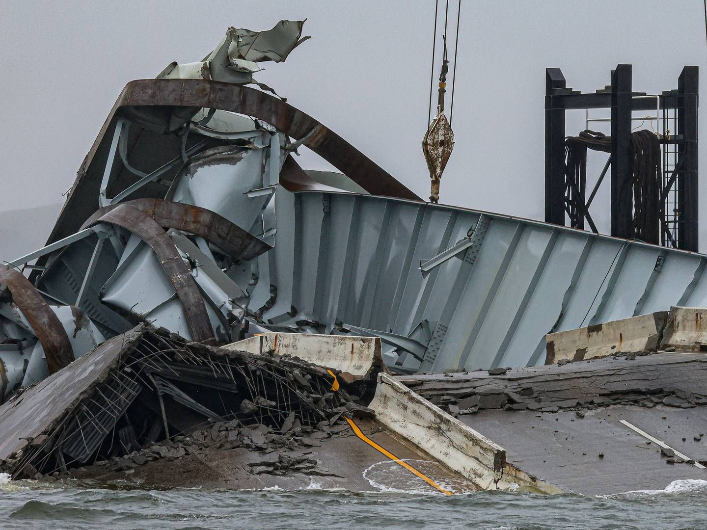 Deler av den kollapsede Francis Scott Key Bridge i Baltimore. | Foto: Julia Nikhinson, AP