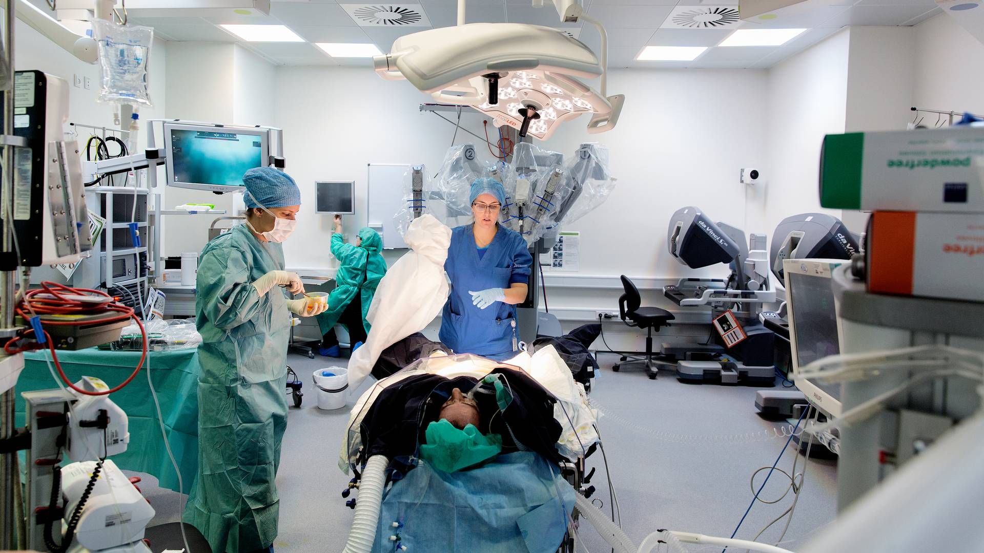 Odense Universitetshospital gør brug af robotter blandt andet under operationer af patienter med prostatakræft og til blodprøver. | Foto: Peter Hove Olesen